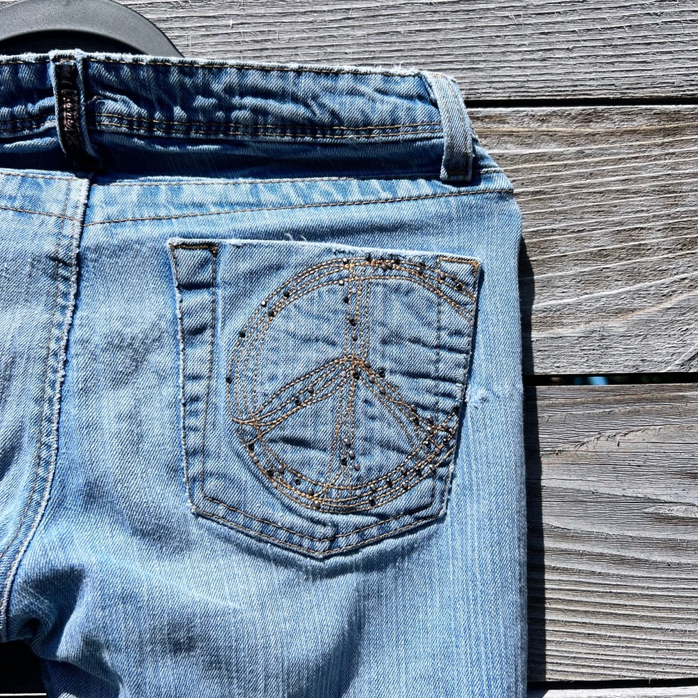 Houston Lowrise 90s Jeans With Peace Sign Detailing